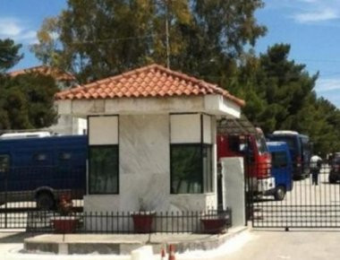 Συναγερμός στην Κόρινθο: Μετανάστες ανέβηκαν στη ταράτσα του κέντρου κράτησης